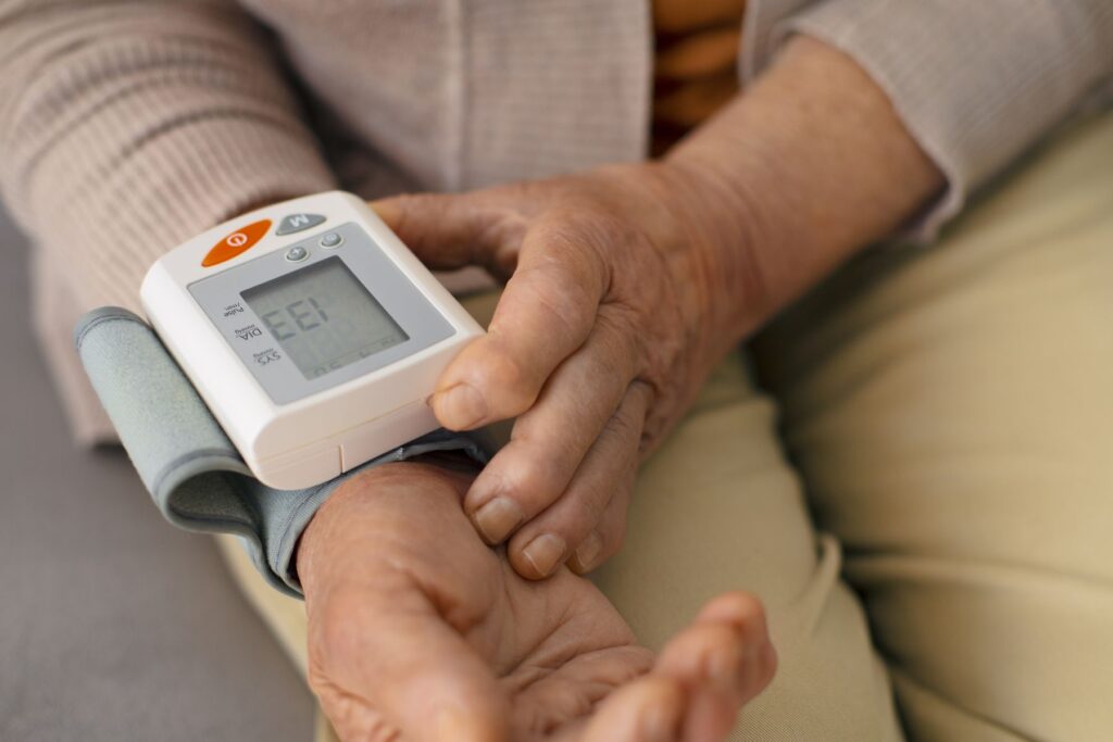 mesure du pouls d'un senior